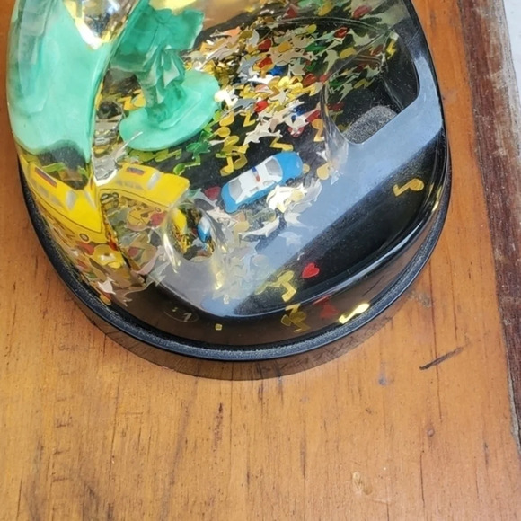 Vintage NYC snow globe - Picture 7 of 10